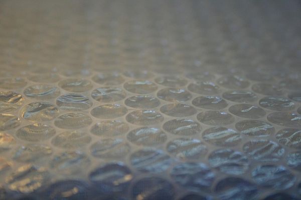 Jak producent folii wpływa na różne dziedziny przemysłu?